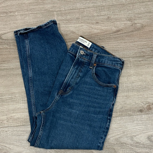 Abercrombie Women's Curve Love Ultra High Rise Ankle Straight Jean 27 Short - Picture 7 of 8